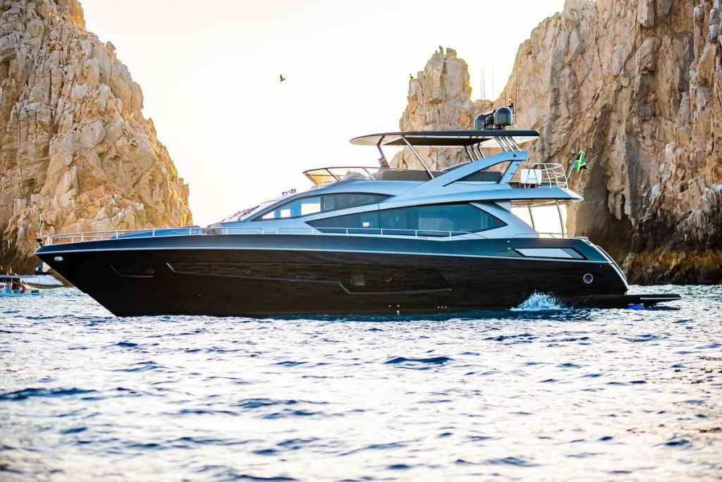 Stunning luxury yacht in the sea of ​​Los Cabos behind the stone arch.